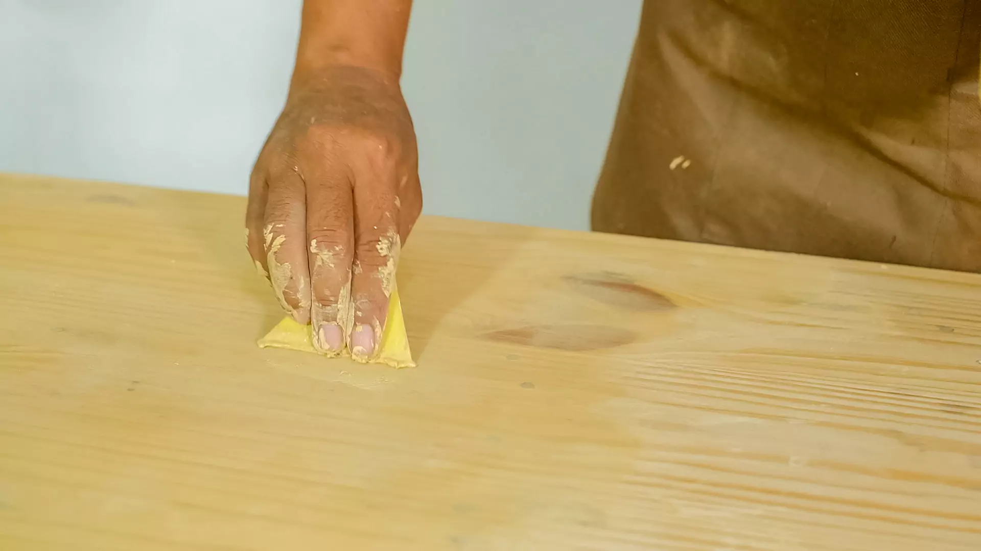 7 Cara Aplikasi Wood Filler untuk Menutup Lubang Bekas Paku