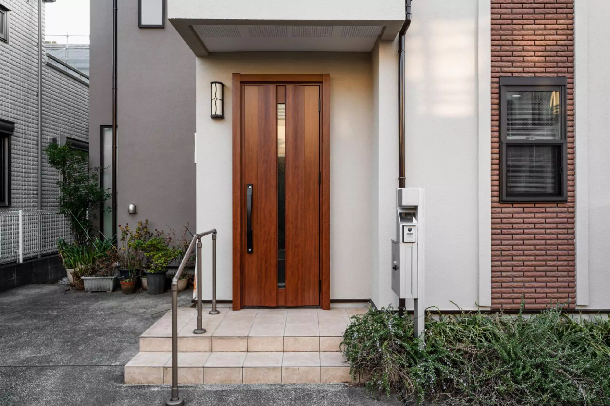7 Inspirasi Cat Pintu Kayu Warna Natural untuk Tampilan Elegan