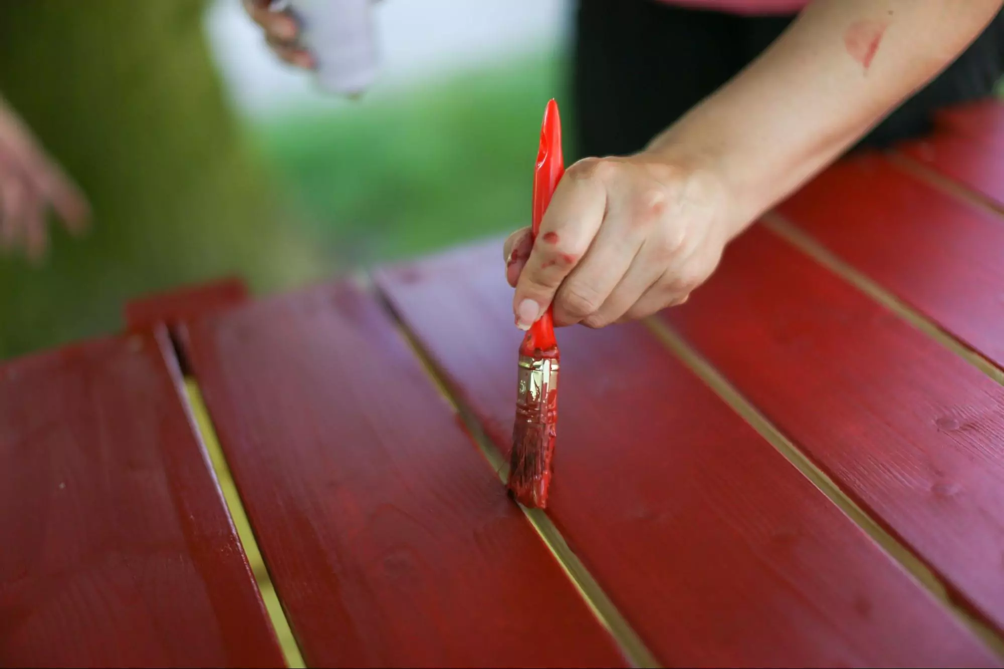10 Tips Mengecat Kayu Saat Musim Hujan Agar Tidak Ngembun