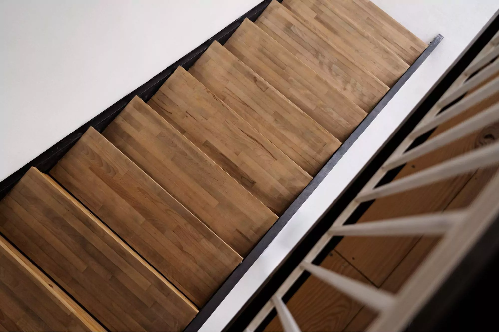 5 Tips Finishing Tangga Kayu Anti Slip dan Tahan Aus
